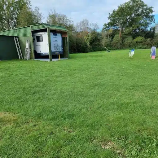 caravan in a caravan hut in a field